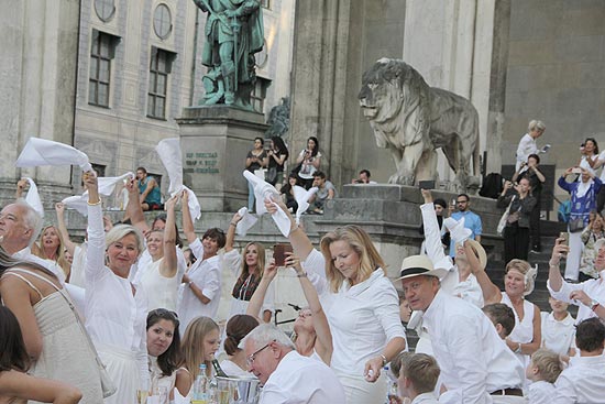 "D&icirc;ner en blanc" M&uuml;nchen 2019 auf dem Odeonsplatz  (&copy;Foto Marikka-Laila Maisel) 